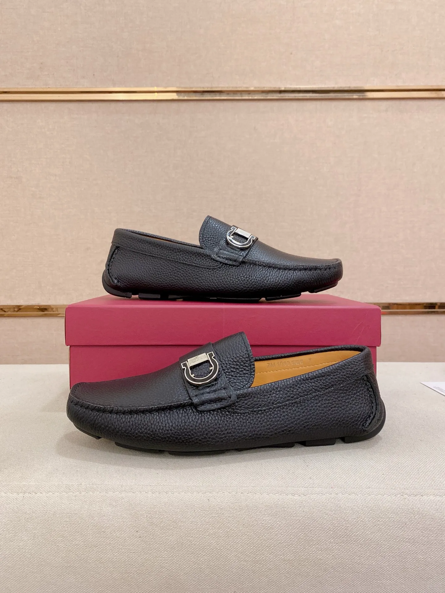 Men's shoes💰: 540💰High-end quality! Ferragamo🆕🆕Exclusive hot-selling products in stock🔥🔥New products on the shelves, high-quality Ferragamo men's pea shoes, high-end casual driving shoes, with complete packaging! 💪 💪 Material: imported first-layer pebbled cowhide 🐂 + imported high-quality water-dyed cowhide lining + wear-resistant outsole 👍🏻👍🏻 Features: high-end and comfortable, purely handmade 🚀 🚀 Create the perfect shoe that suits you best 🔥 🔥 Size: (38-44) 45 standard size can be customized!